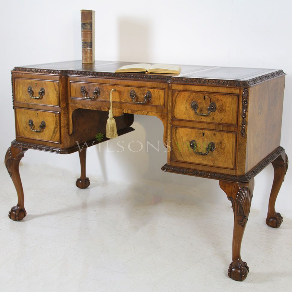 Elegant 19th century walnut writing desk