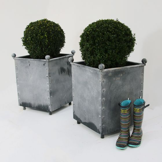 Period style metal planter