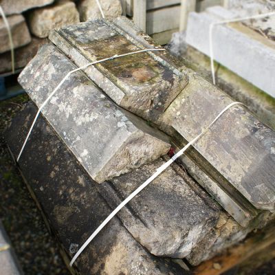 Sandstone coping stone "8" Triangular